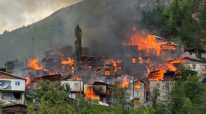 Artvin'de yangın: 20 ev kullanılamaz hale geldi