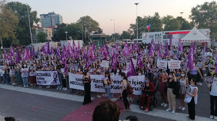 Kadınlar, katledilen Azra Gülendam Haytaoğlu için sokaklarda