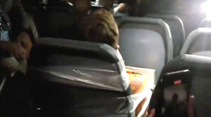 ABD’de uçaktaki hostesleri taciz eden yolcu, koli bandıyla koltuğa bantlandı
