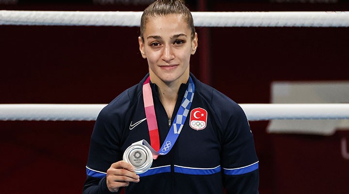 Buse Naz Çakıroğlu, boksta gümüş madalyanın sahibi oldu