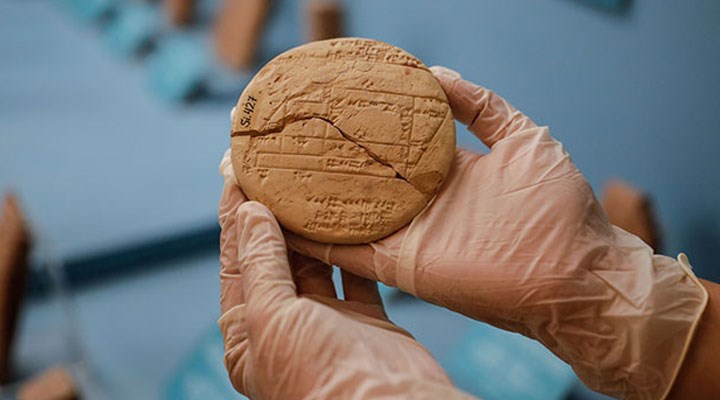 İstanbul Arkeoloji Müzesi'nde sergilenen 3 bin 700 yıllık kil tablet "en eski uygulamalı geometri örneği"