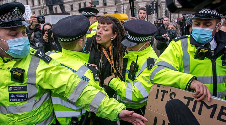 Londra isyanları ve polis şiddeti