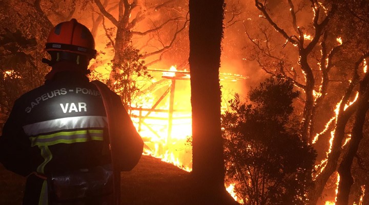 Fransa'nın Var bölgesinde orman yangını nedeniyle binlerce kişi tahliye edildi