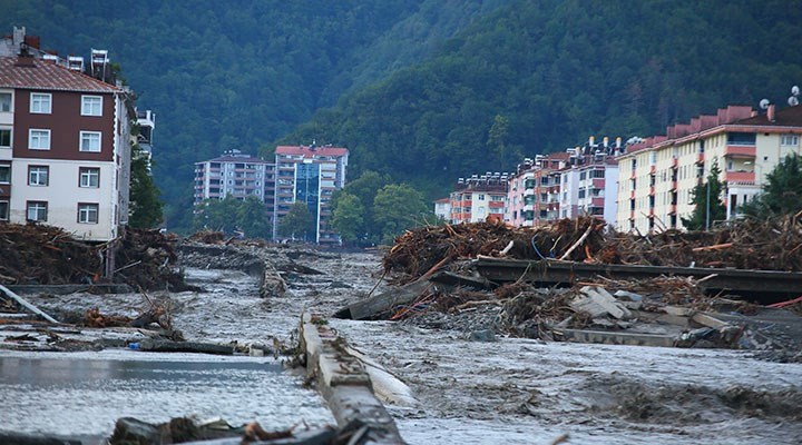 Bozkurt'taki selde yıkılan Ölçer Apartmanı'nın müteahhidi adliyeye sevk edildi