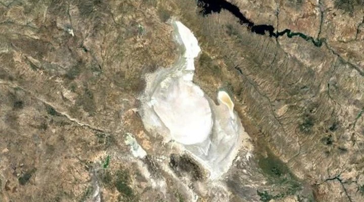 Tuz Gölü'ndeki kuraklık uydu görüntülerine yansıdı