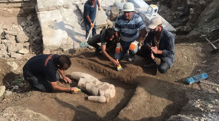 Aizanoi Antik Kenti kazısında 'Hygieia heykeli' bulundu