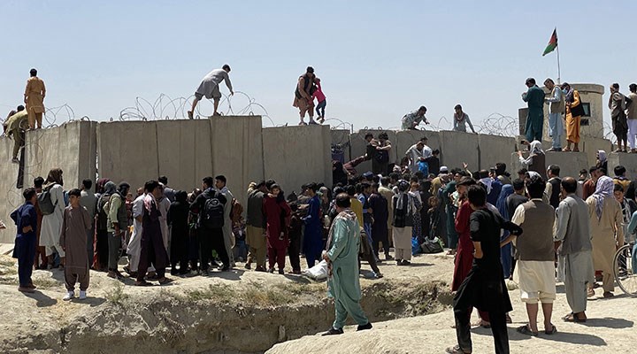 İngiltere açıkladı: Kabil Havalimanı'ndaki izdihamda 7 Afgan öldü