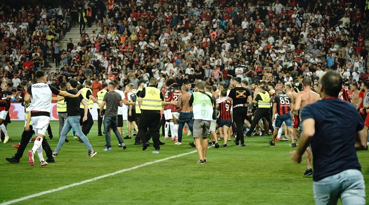 Ligue 1'de olaylı maç: Taraftarlar sahaya girdi, karşılaşma durduruldu