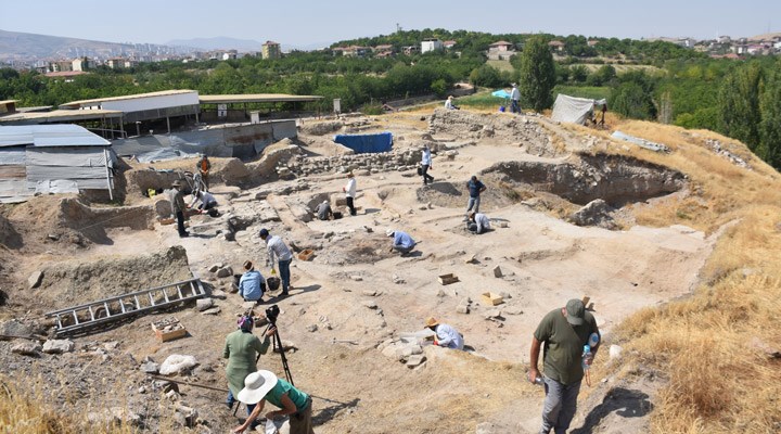 Arslantepe Höyüğü'nde bin yıllık 28 mezar, 5 bin 500 yıllık 4 ev kalıntısı bulundu