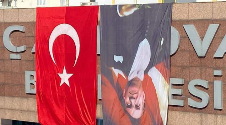 AKP'li belediye, Atatürk fotoğrafını ters astı