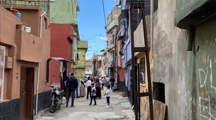 Adana'da sokakta oynarken silahla vurulan iki çocuk ağır yaralandı