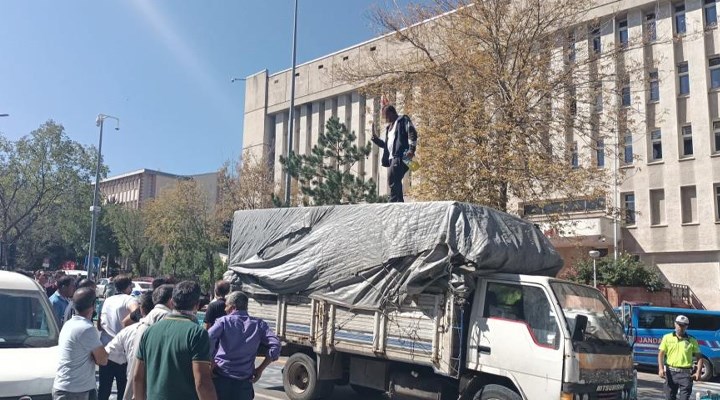 Erzurum Adliyesi önünde bir yurttaş kendini yakmaya kalkıştı