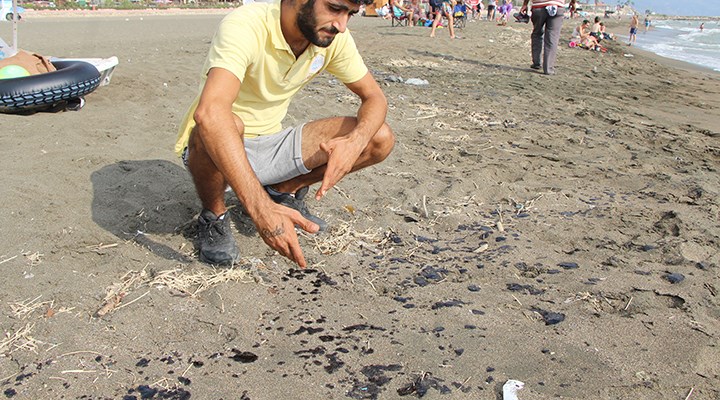 Hatay'da sahile petrol atığı vurdu