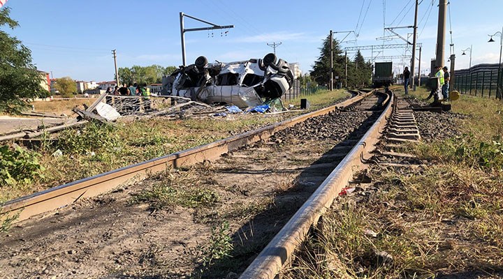 Tekirdağ Ergene'de yük treni işçi servisine çarptı: 6 can kaybı, 7 yaralı