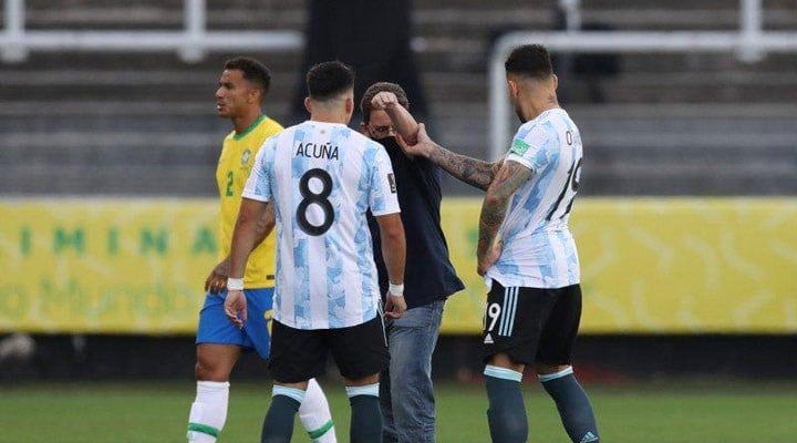 Brezilya-Arjantin maçında tarihi olay: Sağlık Kurulu yetkilileri sahaya girdi, maç ertelendi