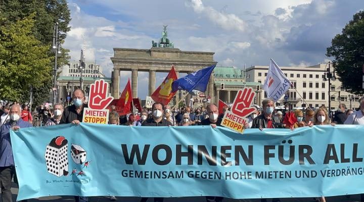 Almanya'da artan konut fiyatları binlerce kişi tarafından protesto edildi
