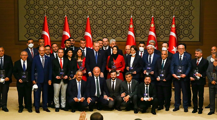 Erdoğan destekçilerine medya ödülleri dağıttı