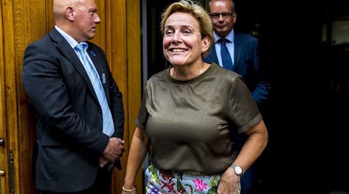 Afganistan'daki tahliyeler için eleştirilen Hollanda Savunma Bakanı istifa etti
