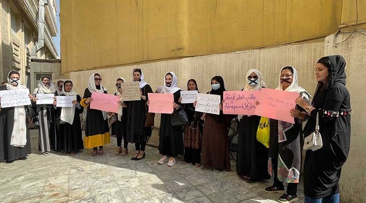 Afganistan'da kadınlar, eğitim ve çalışma hakları için "sessiz protesto" düzenledi