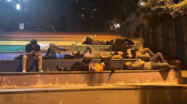 Barınamıyoruz” diyen öğrenciler isyan etti: Parkta yattılar