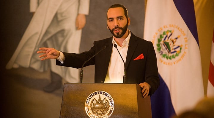 El Salvador Devlet Başkanı, Twitter profiline 'diktatör' yazdı