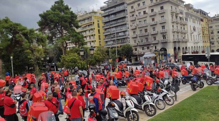 Yunanistan’da moto kuryeler güvencesiz çalışma koşullarına karşı sokakta