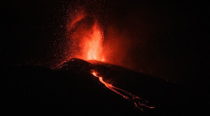 Cumbre Vieja yanardağının patlaması: Yüzlerce ev yandı, lavlar denize dökülürse şiddetli patlamalar olacak