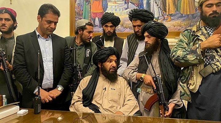 Taliban 4 kişinin cesedini meydana astı