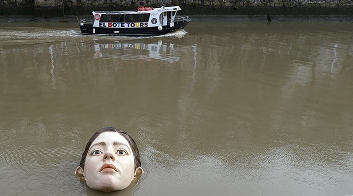 Nehrin ortasına 'boğulan kadın' heykeli yerleştirdiler