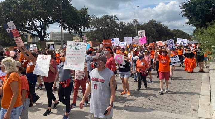 ABD'de kadınlar Teksas'ta yürürlüğe giren kürtaj yasasına karşı sokağa çıktı