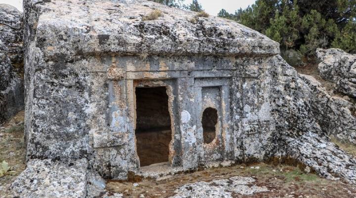 2 bin 500 yıllık mezarı define uğruna patlattılar