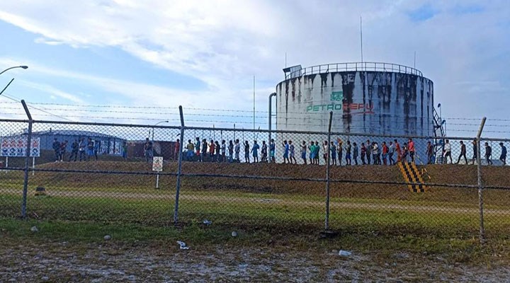 Yerli grup, petrol tesisini işgal etti