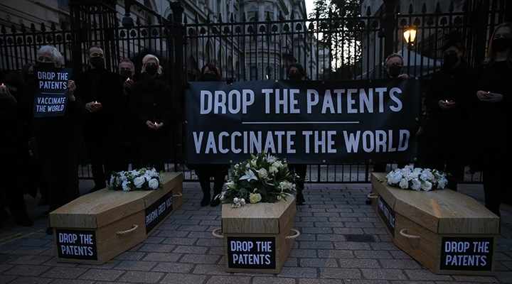 İngiltere'de aşı patentlerine protesto: Aşı stoklamaya son verin