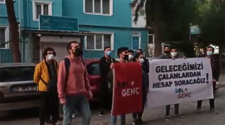 İzmir'de SOL Genç'ten TÜGVA önünde eylem