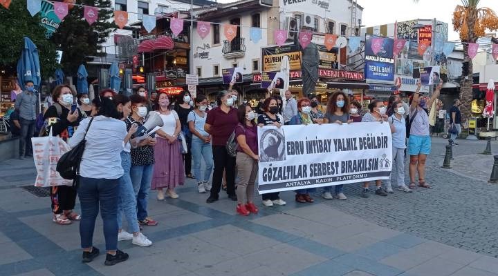 Antalya Kadın Platformu'ndan gözaltına alınan arkadaşları için eylem