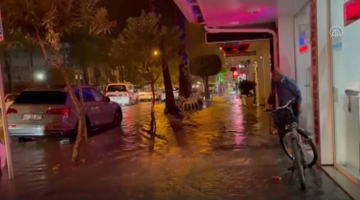 Fethiye'de şiddetli yağış nedeniyle bazı iş yerlerini su bastı