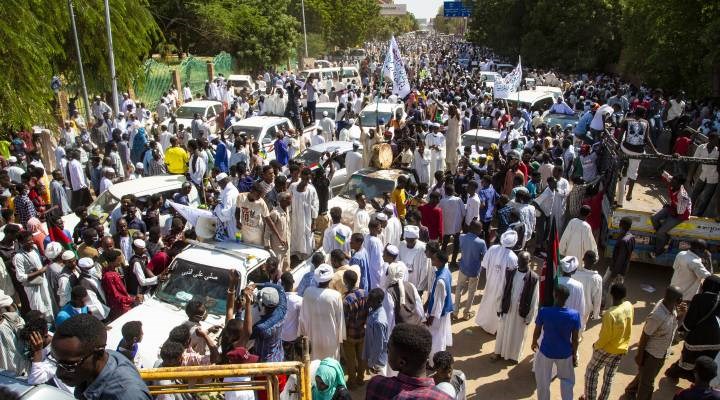 Sudan'da binlerce kişi hükümetin feshini istiyor