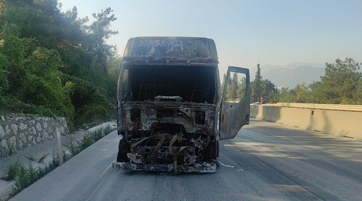 Bursa'da seyir halindeki TIR'a arkadan çarpan TIR yandı