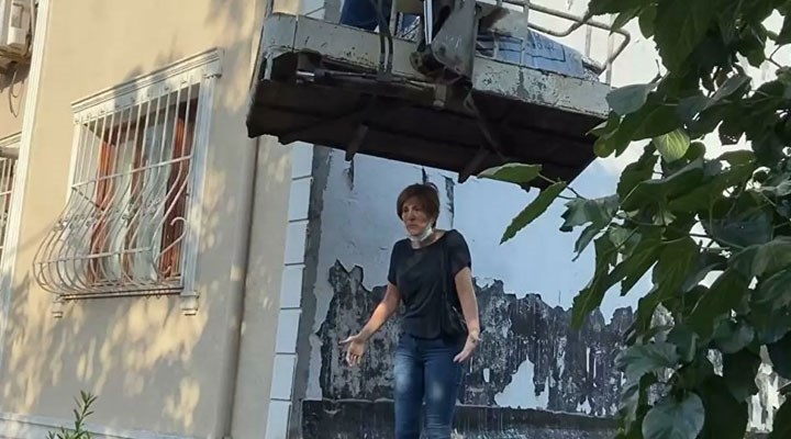 İstanbul'da komşuların ‘mantolama' kavgası: Çatıya çıkıp vinci engelledi