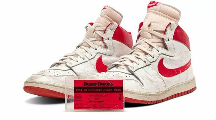 Michael Jordan’ın kariyerinin başında giydiği ayakkabı yaklaşık 1,5 milyon dolara satıldı