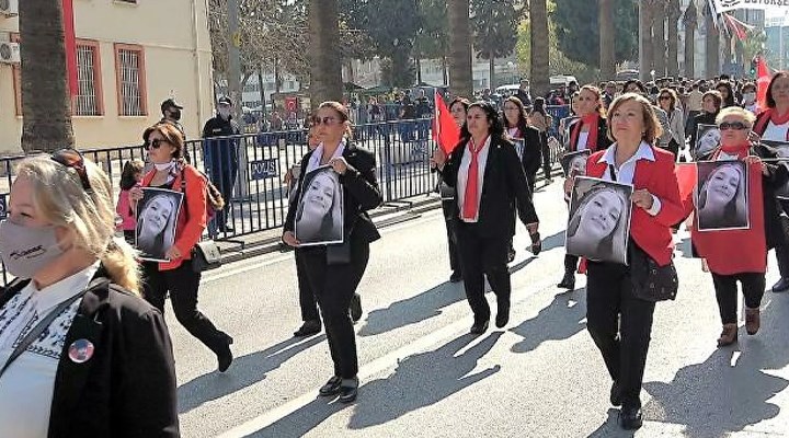 Denizli'de kadınlar Cumhuriyet Yürüyüşü'nde Şebnem Şirin'in fotoğrafını taşıdı
