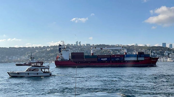 Makine arızası yapan yük gemisi İstanbul Boğazı'nda sürüklendi