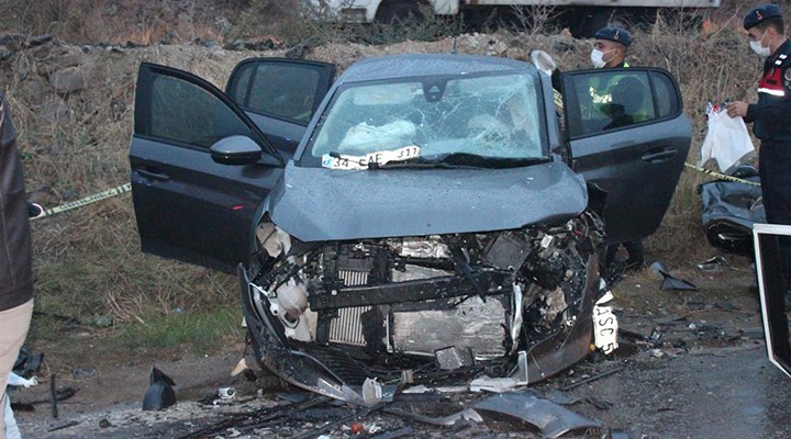 İzmir'de iki otomobil çarpıştı: 3 ölü