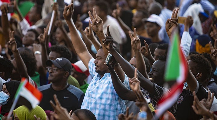 Sudanlılar darbeye karşı meydanlarda toplandı