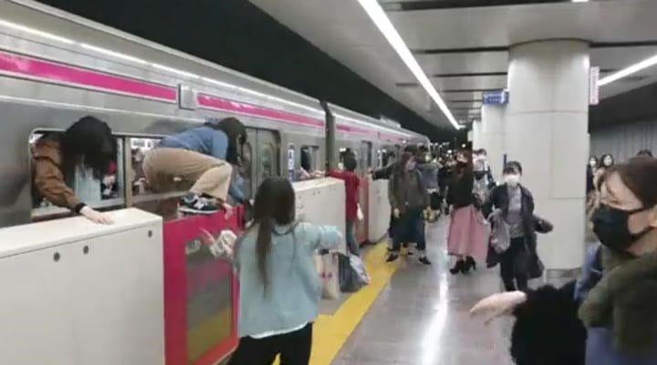 Tokyo’da bir kişi treni ateşe verip etrafındakileri bıçakladı