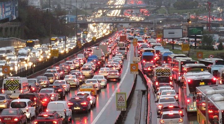 İstanbul'da haftanın ilk iş günü trafik yoğunluğuyla başladı