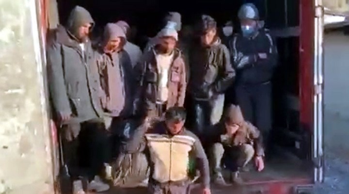 Bitlis'te durdurulan TIR'ın dorsesinde 149 Afgan bulundu