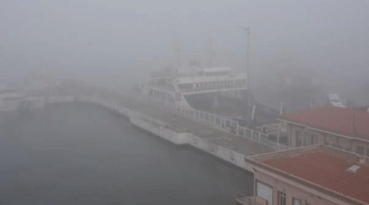 Çanakkale Boğazı'nda feribot seferlerine sis engeli