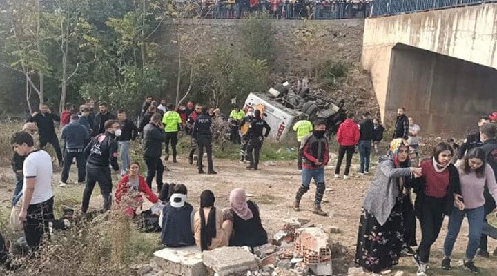 Kocaeli'de öğrenci servisi dereye düştü: 2 ölü, 20 yaralı