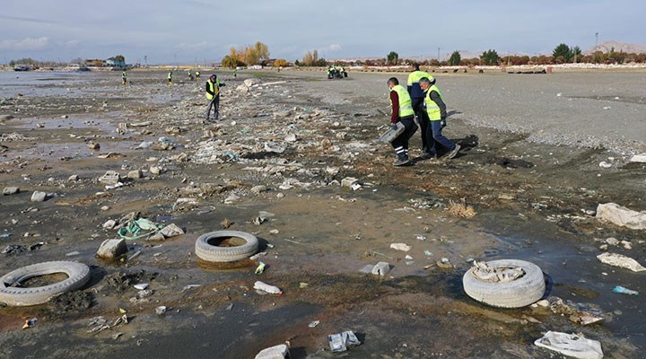 Metrelerce geri çekilen Van Gölü sahilinde 40 ton çöp toplandı